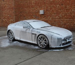 Aston Martin Vantage Snowfoam